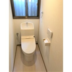 扉も無い、車いす仕様のトイレはプライベートが保たれず、床や壁紙も古くなっていました。プライベートが保たれたトイレのリフォームをご要望でした。プライベートの確保はもちろん、さらに明るく清潔感のあるトイレリフォームをさせて頂きました。