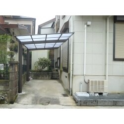 古い波板は、痛みが目立ち、暗く雨漏りも心配でした。カーポートを骨組みから新しく建替えました。シャープなデザインですっきりし、屋根も明るく、日の当たるガレージに生まれ変わりました。