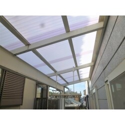 新しい波板で雨もしっかり防げて、太陽光も取り入れることができます！
明るくて快適なテラス屋根になりました。施工も１日で簡単です。