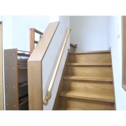 階段に手すりを取り付けることで、より安全で快適な生活に近づきました。暗くて足元が見えづらいときでも、手摺がある事でぐっと安心感が増します。