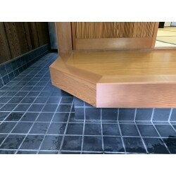 白蟻被害で玄関ホールの床が一部弱くなっていたため、薬を散布、注入し駆除、予防蟻工事を行いました。悪くなったフロア部分は撤去し、カバー工法にて新しい床材に変えました。