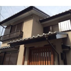 外壁の吹付、樋や雨戸、玄関柱等を塗装させて頂きました。外壁の木部の劣化が目立っていましたが、今回の塗装工事で新築のような美観に大変身。