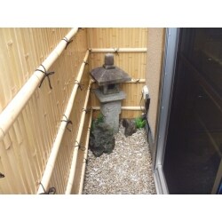 竹垣で外からの目線を遮りながらも風情の楽しめる空間が出来上がりました。