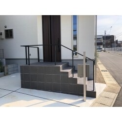 玄関前の階段に手すりを取り付けました。転倒を防ぐだけではなく、転落防止の柵にもなり今までより安全に階段を使用できるようになりました。
