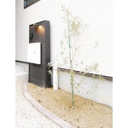 玄関アプローチ沿いに小さな花壇を設けました。シンボルツリーのほかに背の低いお花や庭石を置いても華やかになりそうですね。お客様をお出迎えするのにピッタリな花壇になりました。