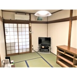畳の入れ替えとクロスの張替を行いました。まるで新築の和室のようなきれいな仕上がりにお客様にも大変喜んでいただきました。