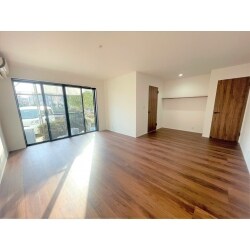 繰り返す地震に効果を発揮する制震ダンバーMIKATA。『制震』で住まいの安心・安全をプラスします。基本的に住宅1階部分の壁の中に取り付けます。リフォーム工事にも制震ダンパーを入れることが可能です。