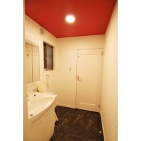 赤の天井が印象的な洗面スペース大変身。