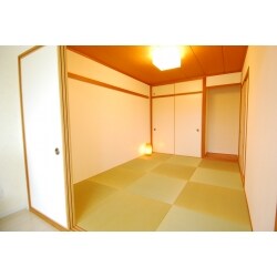 畳を琉球畳へ変更・壁紙の貼り替え・襖の交換も行い、高級感のある明るい空間へと変貌しました。