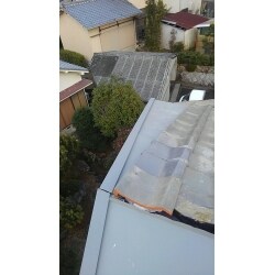 台風被害で瓦屋根から板金に一部交換しました。しっくいのやり替え、ベランダの波板、雨樋交換もさせていただきました。