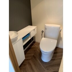 内装と設備の色合いを考え落ち着いたナチュラルなお部屋になりました。