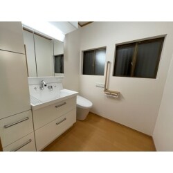 洗面台、便器を取替すっきりとした空間に仕上がりました。