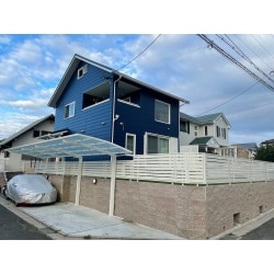 外壁をお好みの紺色へ塗り替え
屋根のカバー工法
擁壁を作り、庭を広く利用
キッチン入替、位置変更
浴室の拡張