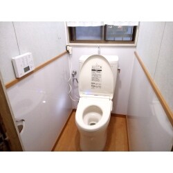腰壁に掃除のしやすいパネルを貼りました。

トイレは毎日使うものですので内装工事からトイレ交換まで１日で工事完了いたしました。

ＴＯＴＯ節水４．８Ｌ便器ピュアレストＱＲ

TOTOウォシュレット　便座自動開閉、自動洗浄　アプリコットＦ３Ａ