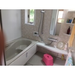 既存170cm×220cmの広い浴室で寒いので、快適な、160cm×180cmのユニットバスを入れます。寒さ対策に窓を小さくして断熱ガラスにし、浴室暖房を付けて寒さを防ぎます。