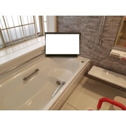 介護保険を利用して浴室のリフォームを行いました。段差解消と手すりも取り付けました。