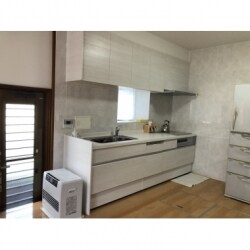 L字型のキッチンでカウンターもあり動きにくかったのでI型キッチンへリフォーム工事を行いました。