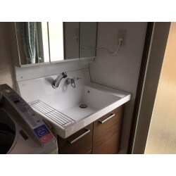 洗面台の交換工事を行いました。