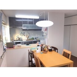 キッチンの背面に壁とカウンターをつくり、キッチン周りのアイテムが一箇所に集約でき、使いやすく見た目もスッキリ美しくなりました。