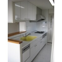 白を基調に華やかカラーポイント使いでシンプルに