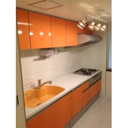 キッチンは明るいオレンジの華やかでおしゃれなキッチンに変更。
