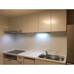 明るいキッチン。間口を広げて使い勝手も向上。ＩＨヒーターは安心・安全でお掃除もらくらくです。