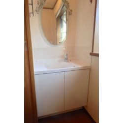 トイレ空間にコンパクトながらもしっかり使える洗面台を設置しました。
