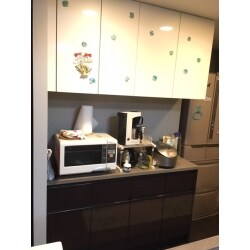 既存のカップボードの上に吊戸棚を設置しました。