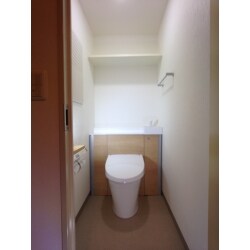 リクシルの「リフォレ」なら、給水管やコンセントをキャビネットに隠せ、また床のお手入れもしやすくなりお勧めです。
キャビネットには、トイレットペーパー６個・トイレブラシ・洗剤・ゴミ入れ・芳香剤の予備2個・お掃除シート・生理用品を収納できます！！手洗い器も届きやすくて使いやすいのでお勧めです。