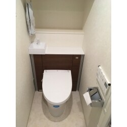 タンクを隠してスッキリしただけでなく、収納力もアップ。
お掃除道具もしまえて広々空間になりました。