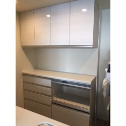 収納力抜群のカップボードを新設しました。
キッチン家電も使いやすいところに定位置を設けることで、作業効率もぐっと上がります。