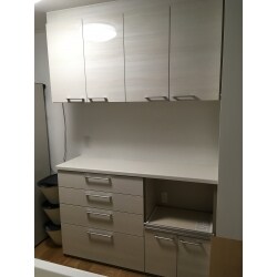 新築のキッチンの背面に収納を設置しました。キッチンの収納力アップはもちろんですが、調理家電を使用したり、ちょっとした作業スペースにもなり、使いやすいキッチンになりました。