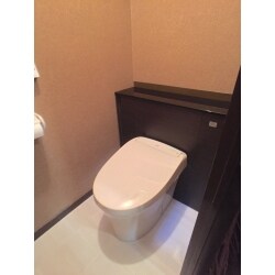 リフォレの新色 ブラックのカウンターで上質なトイレ空間に