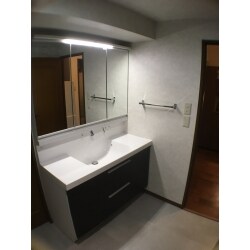 洗面室で必要な小物が全て収納できるスライドキャビネットと３面鏡の幅１２０ｃｍの洗面化粧台にリフォームする
ことで、生活感無し！
見違えるようにスッキリします。下部のキャビネットも引き出して収納物を取り出せるスライドなので、使い勝手もぐっと良くなります。