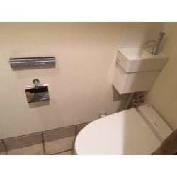 今までトイレに占領されていたトイレルームも、奥行が小さいリクシルの「サティス」にリフォームすることで、トイレルームを広く使いやすくリフォームできます。
手洗い器はコーナーに設置し、すっきりしたトイレに仕上がります。