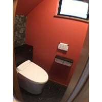 こだわりの壁紙と床材でトイレルームが見違えるほど変身!