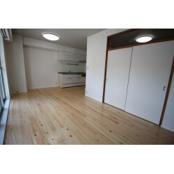 無垢材のフローリングや白基調を中心にチョイスすることで、明るく暖かいイメージの部屋に仕上げることができました。