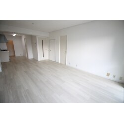 築30年の中古住宅購入に伴い、全水まわりと内装全面の改修。水まわりの全改装に加え、フローリングやクロスは全て張り替えました。中古住宅のリフォームとは 思えないほど明るく開放的な部屋に大変身しました！