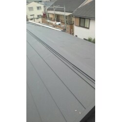 台風の影響で瓦が飛んで行ってしまった状態でした。影超高耐久ガルバの屋根材を葺き替えし、生まれ変わりました。20年保証付いていて安心して暮らせます！