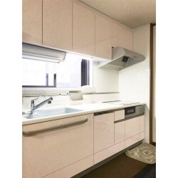収納量が多く、掃除がしやすい長く使える便利なキッチンへ！
扉カラーはコーラルピンクで華やかに。
シンクカラーはソルベブルーで爽やかに。お部屋を更に明るくしてくれます！