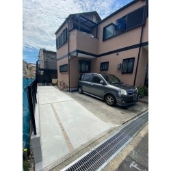 今回隣接の土地購入済みとのことで、しっかり図面を作成させていただき、できる限りお施主様がイメージできるようにご説明させていただきました。隣接の購入した土地を車２台置けるように塀とフェンスをたて、コンクリートで駐車場を新設致しました。