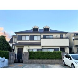 外壁・屋根共に、色合いを合わせてレトロな感じの外観へ生まれ変わりました。機能性も優れており、仕上がりにも大変喜んで頂きました。