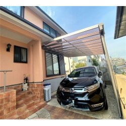 ちょうど窓と庇の間に収まるようにカーポートの高さを合わせました。