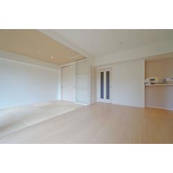室内全体をリフォームしました。和室はモダンな内装にリニューアルしました。