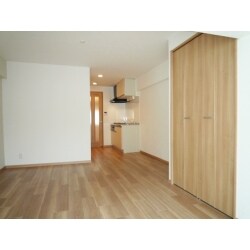 ナチュラルな雰囲気の明るい室内。賃貸向けに全面改装２４０万円