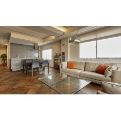 持ちビルの1フロアを改装して住居とすることに。
