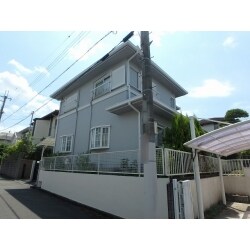 塗装完成です！外壁塗装と屋根塗装を行いました。塗装工事は、施主様と職人の意思疎通が大切です。そこで交換日記形式の日報をご用意してます。毎日の作業の様子や明日の作業内容を明確化してます。お客様のご要望も聞けるようにコメント欄もありますので、非常に好評です。
