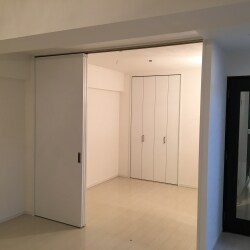 ご入居前のマンションのフルリフォームです。キッチン、浴室、洗面、トイレ、床材やドアなど一新し、限られたご予算で最大限きれいに快適になるようご提案をさせていただきました。また、リビング隣の和室を個室としても、リビングと続きとしても使える洋室にしました。