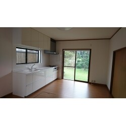 ２世帯同居をきっかけに水廻りの設備機器交換をメインに、お住まいになりながらの改修工事を行いました。
こだわる部分と、標準仕様でよい部分との組み合わせでトータルでご希望金額で可能な限りご要望に応えられるよう、お打合せを重ね見積もりを調整させていただきました。