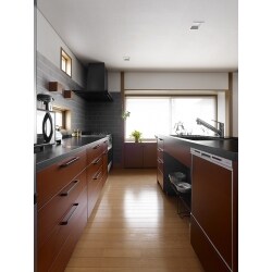 機能性や、デザイン性を重視し、キッチンを独立タイプにすることで、作業がしやすくなりました。実際に、ご主人様が家事をお手伝いしてくれる機会が増えたそうです。